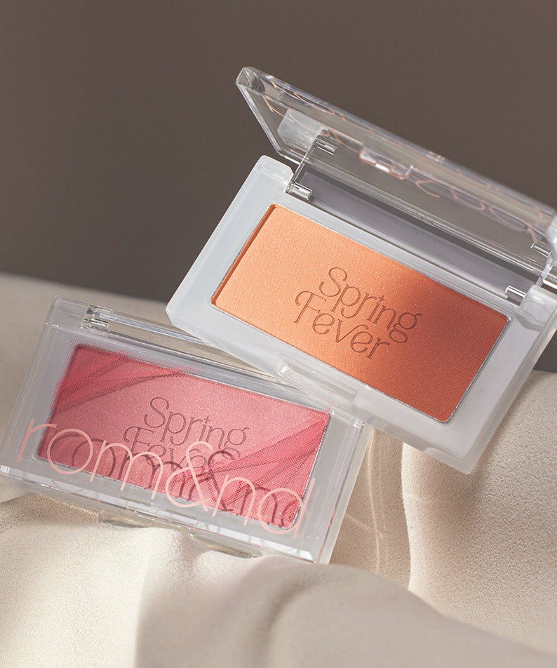 ROMAND better than cheek #springfever, blush en teintes orangée et rose, maquillage printemps, pack romantic sur tissu beige.