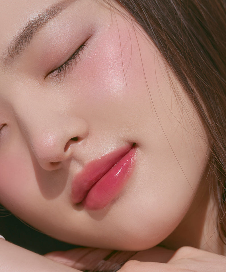 ROMAND better than cheek #springfever blush naturel, élégant et frais, appliqué sur une peau douce et lumineuse pour un look printanier.