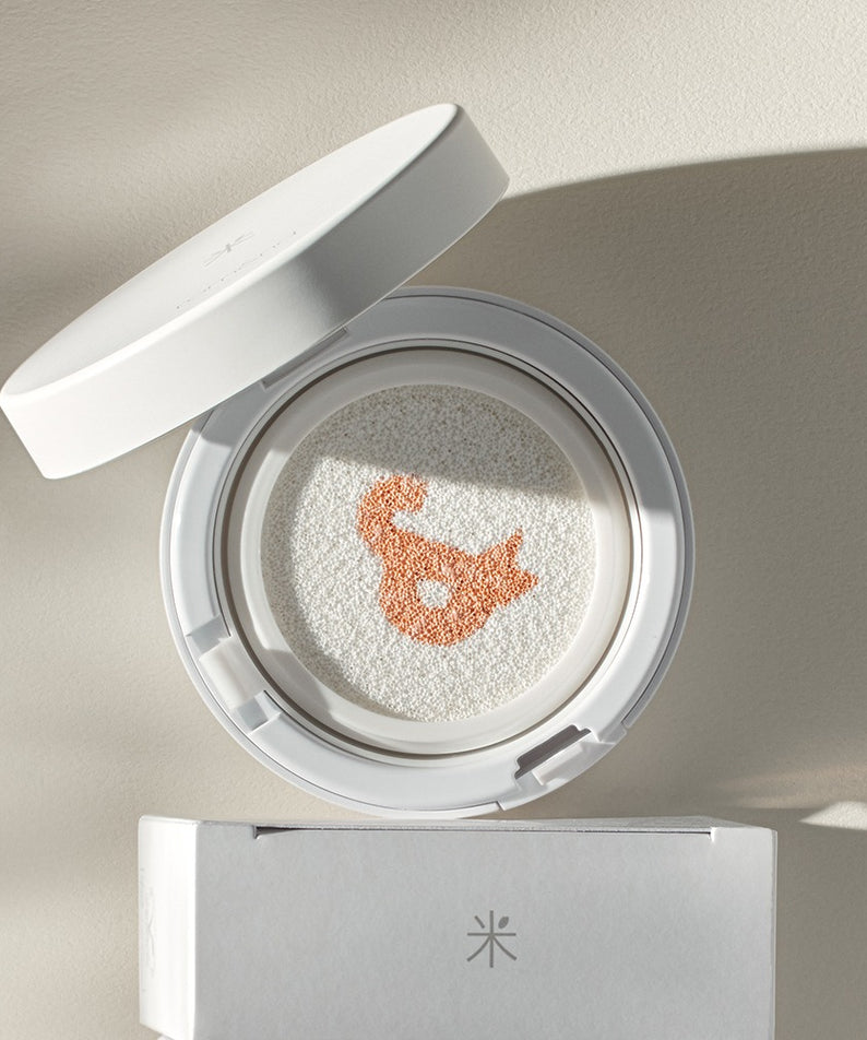 ROMAND white me tone up sun cushion ouvert sur une boîte blanche, offrant un effet lumineux pour la peau, protection solaire incluse.