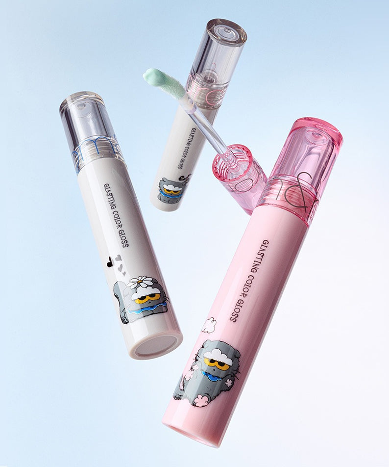 ROMAND x Joanne Friends Glasting Color Gloss de ROMAND, tubes de gloss illustrés sur fond bleu clair