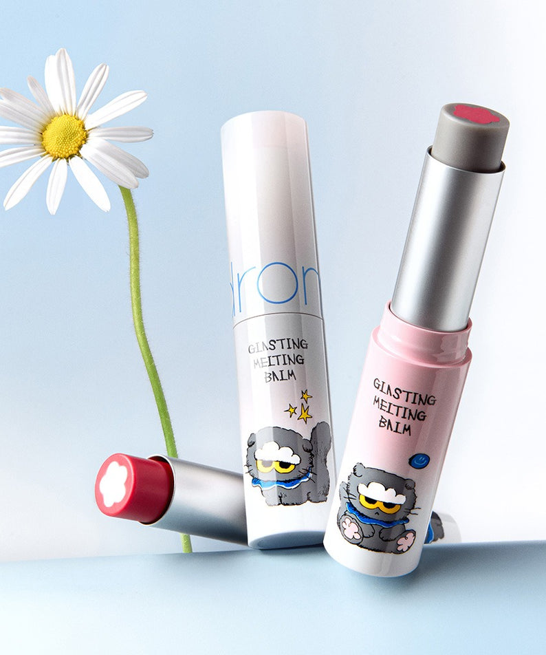 ROMAND x Joanne Friends Glasting Melting Balm, pack et baume sur fond bleu avec fleur, produits maquillage de la marque