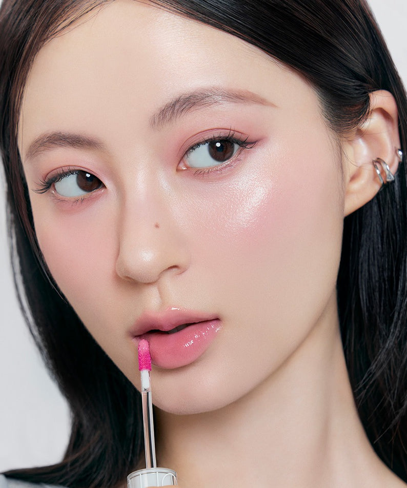 Décris l'image en français : ROMAND x Joanne Friends The Juicy Lasting Tint, lèvres roses sur visage maquillé, marque ROMAND