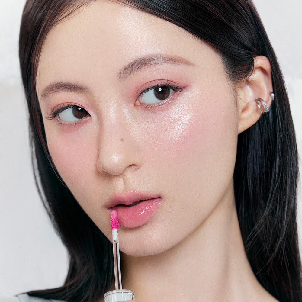 Décris l'image en français : ROMAND x Joanne Friends The Juicy Lasting Tint, lèvres roses sur visage maquillé, marque ROMAND