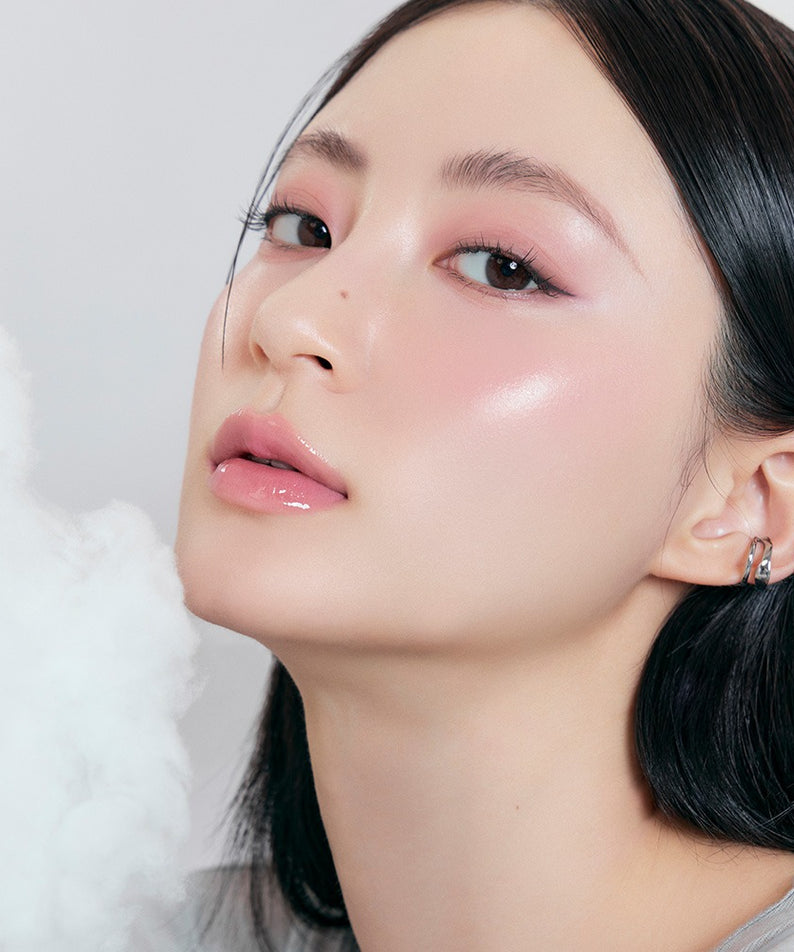 ROMAND x Joanne Friends The Juicy Lasting Tint, maquillage lèvres rosées sur visage portrait fond blanc, marque ROMAND
