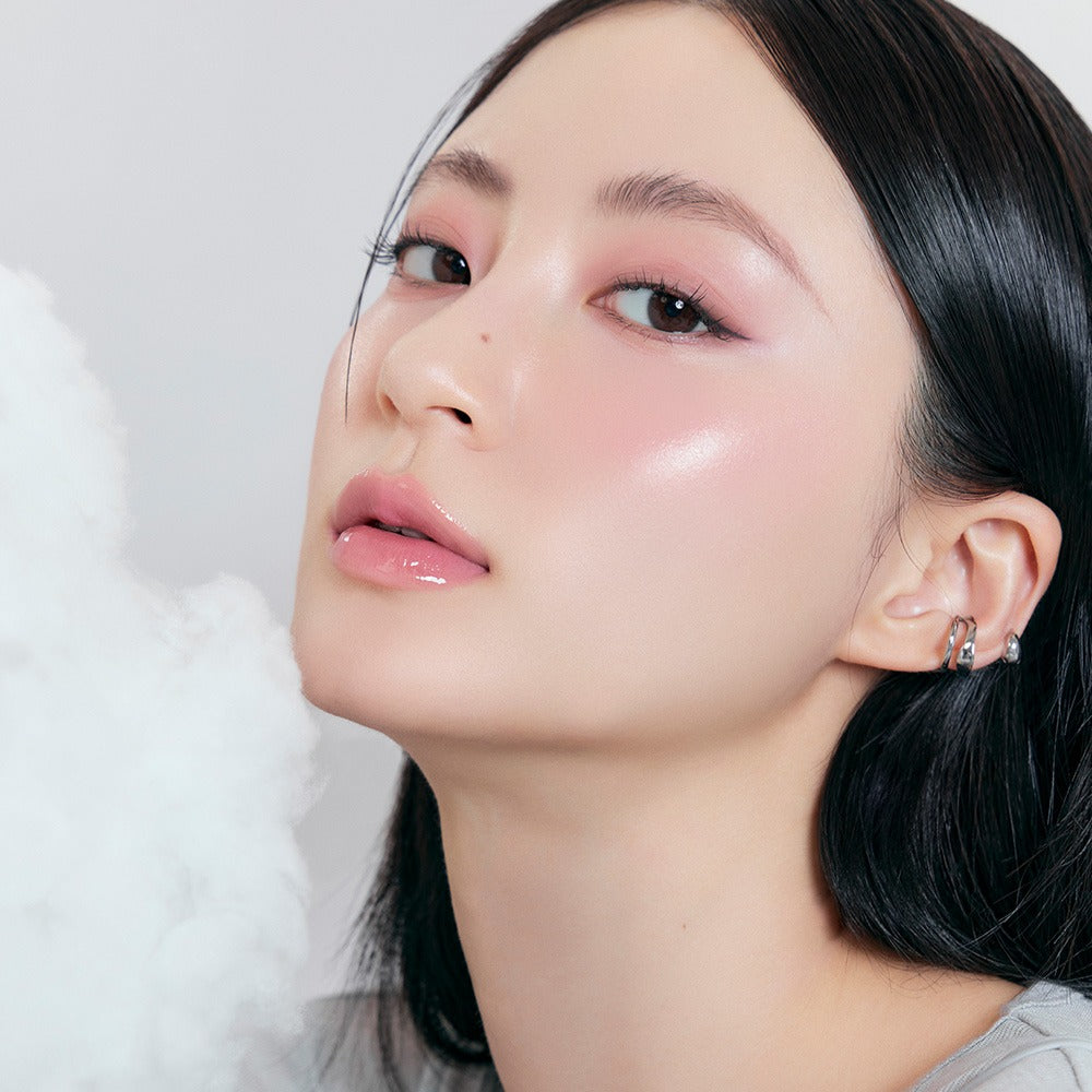 ROMAND x Joanne Friends The Juicy Lasting Tint, maquillage lèvres rosées sur visage portrait fond blanc, marque ROMAND
