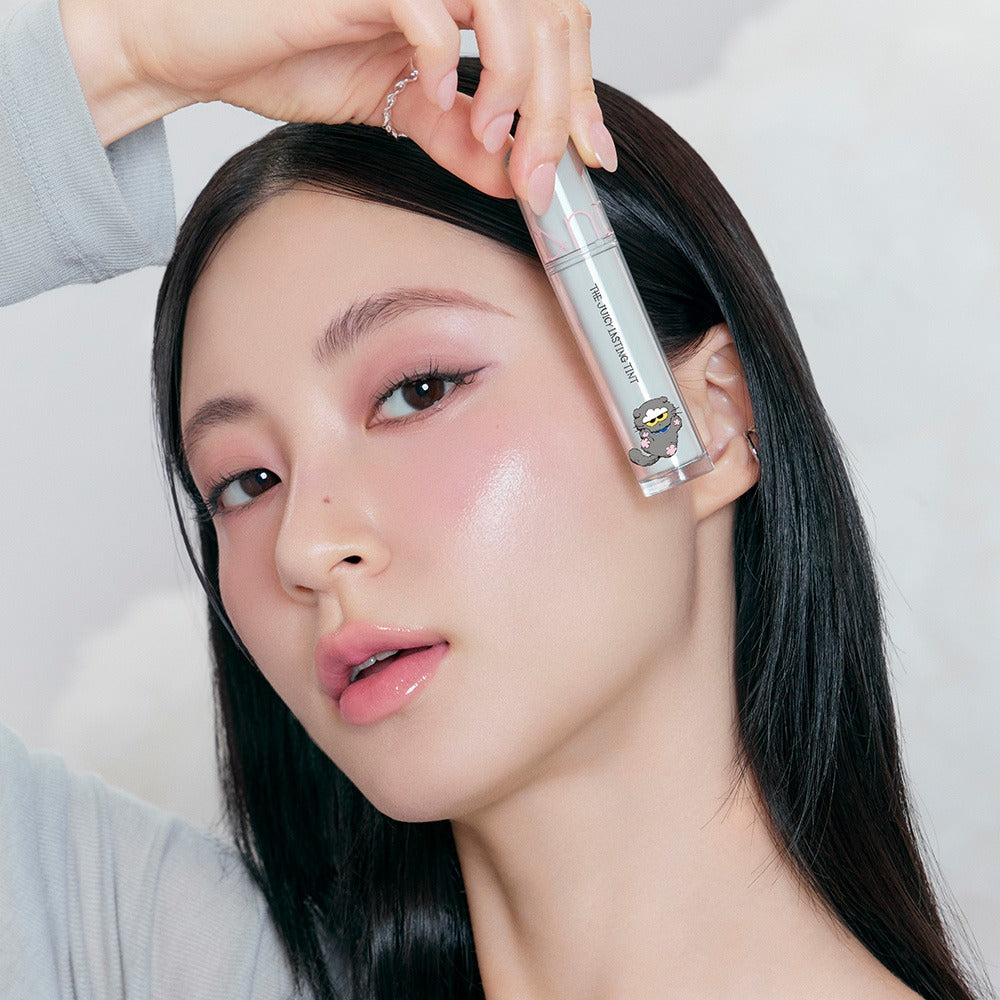 ROMAND x Joanne Friends The Juicy Lasting Tint, la marque sur un tube maquillage, femme aux lèvres rosées, fond clair