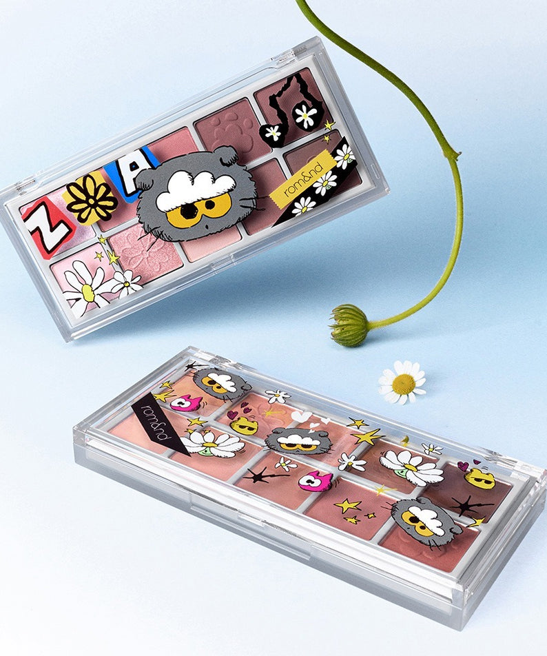 Palette de maquillage ROMAND x Joanne Friends Better Than Palette avec des fleurs et des motifs amusants sur fond bleu.