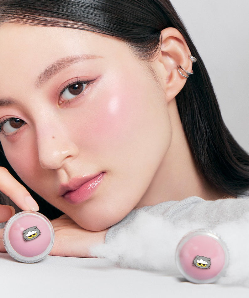 Modèle utilisant ROMAND x Joanne Friends Juicy R Cheek (Special Set) avec un maquillage subtil et lumineux en arrière-plan.