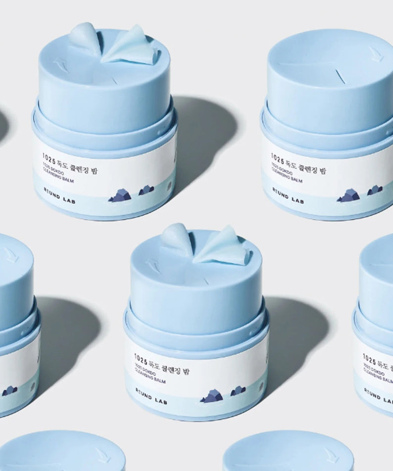 ROUND LAB 1025 Dokdo Cleansing Balm 50ml, baume nettoyant bleu de la marque, pots sur fond clair en lumière naturelle.
