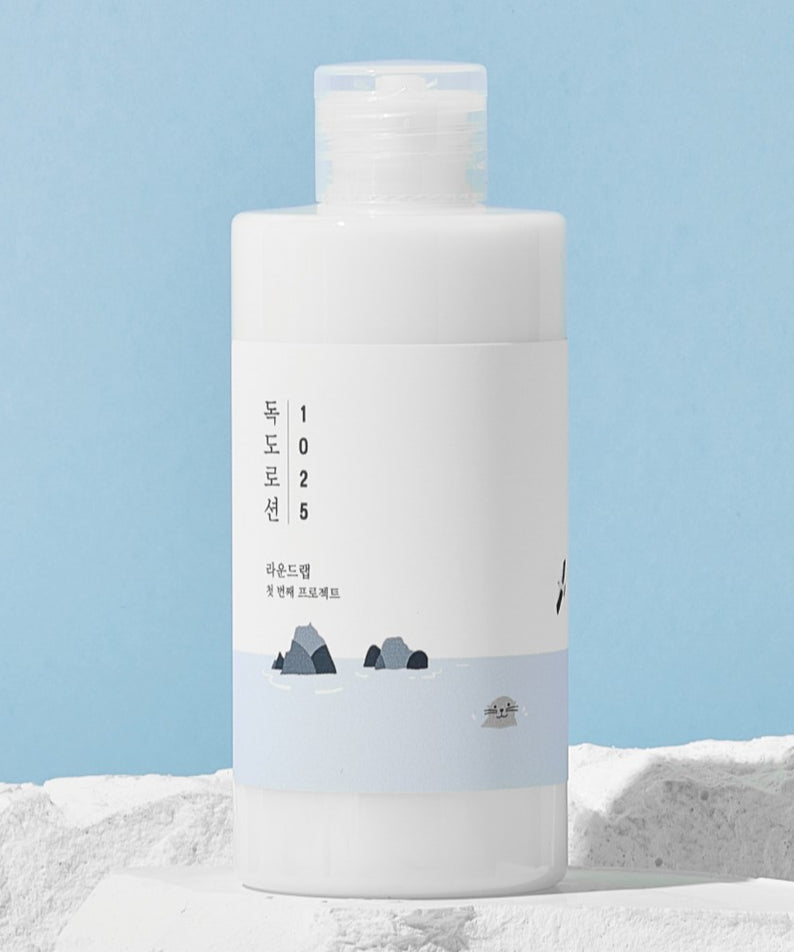 ROUND LAB 1025 Dokdo Lotion 200ml sur fond bleu, hydratation intense.