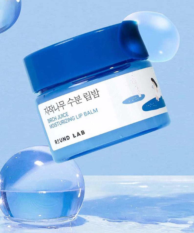ROUND LAB Birch Moisture Lip Balm 20g : baume à lèvres brandé, flacon bleu sur fond bleu, ambiance hydratation.
