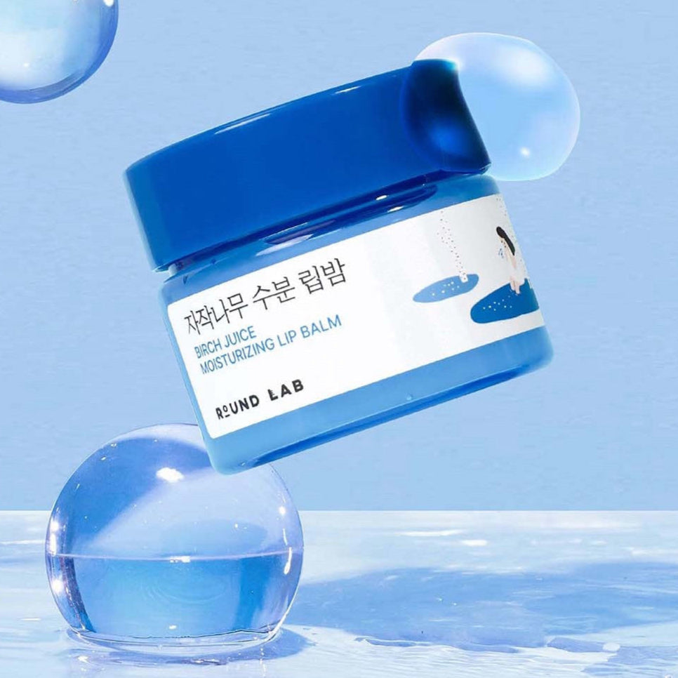 ROUND LAB Birch Moisture Lip Balm 20g : baume à lèvres brandé, flacon bleu sur fond bleu, ambiance hydratation.