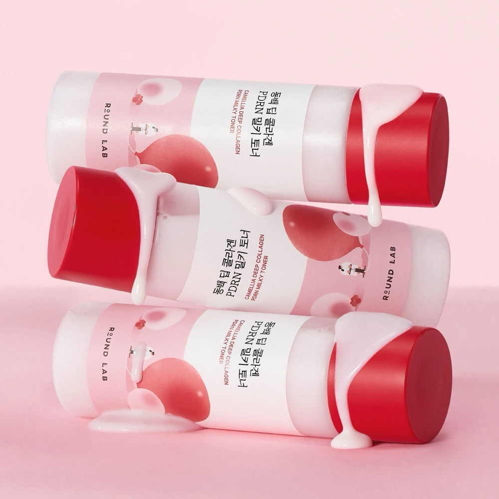 ROUND LAB  Dongbaek Deep Collagen PDRN Milky Toner 150ml de ROUND LAB, pack rose sur fond pastel, aspect crème