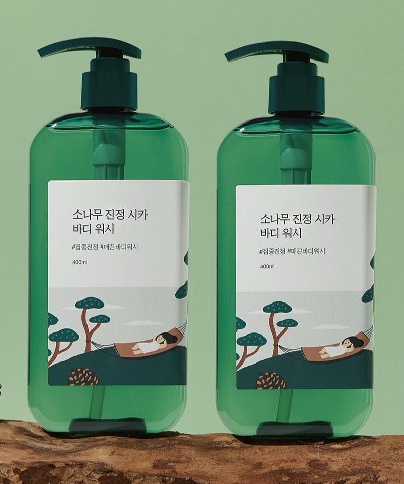 ROUND LAB Pine Calming Cica Body Wash 400ml, 2 flacons verts sur fond clair, style visuel produits soins corps