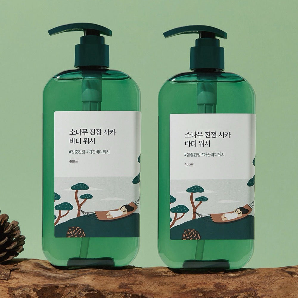 ROUND LAB Pine Calming Cica Body Wash 400ml, 2 flacons verts sur fond clair, style visuel produits soins corps