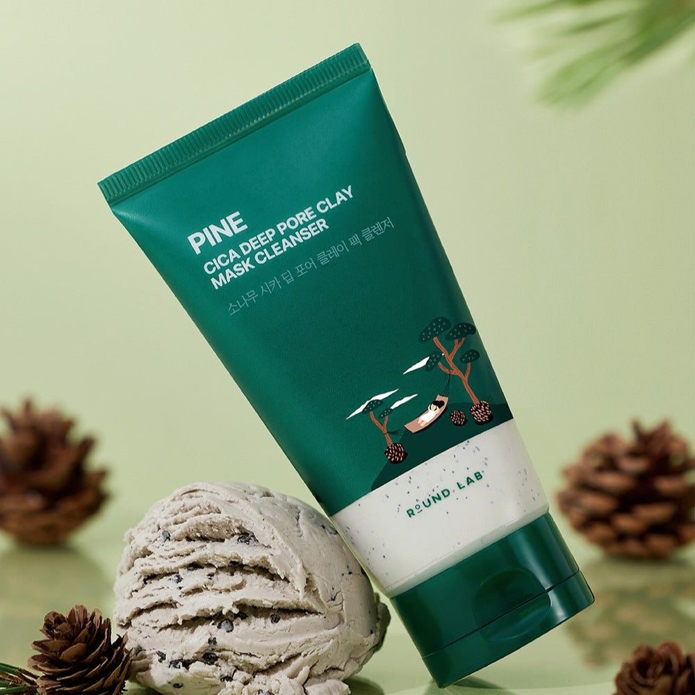 ROUND LAB Pine Cica Deep Pore Clay Pack Cleanser 150ml, tube vert sur fond vert avec texture d’argile et plantes