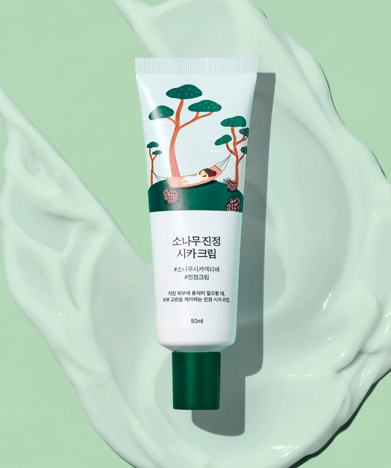 Crème apaisante ROUND LAB Pine Calming Cica Cream 50ml avec extrait de pin coréen, idéale pour peau sensible, fond vert élégant.