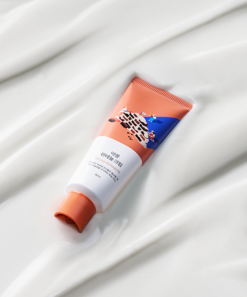 ROUND LAB Yakkong Panthenol Cream 80ml posé sur une surface lactée blanche, design moderne et attrayant.