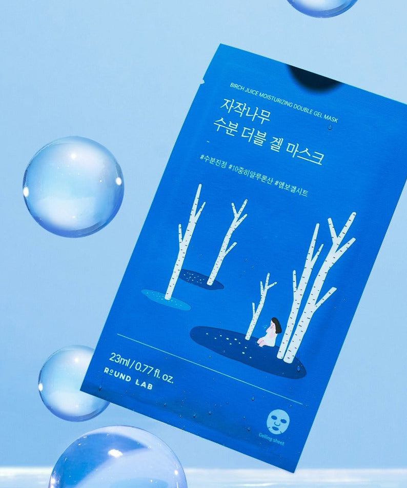 ROUND LAB Birch Moisture Double Gel Mask (10 sheets) en emballage bleu avec boulettes d'eau et arbres en arrière-plan.