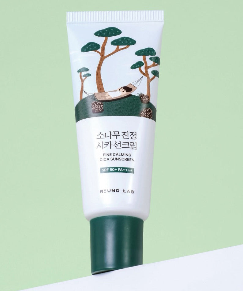 ROUND LAB Pine Calming Cica Sunscreen 40ml sur fond vert, tube crème solaire. Protection solaire et apaisement pour la peau.