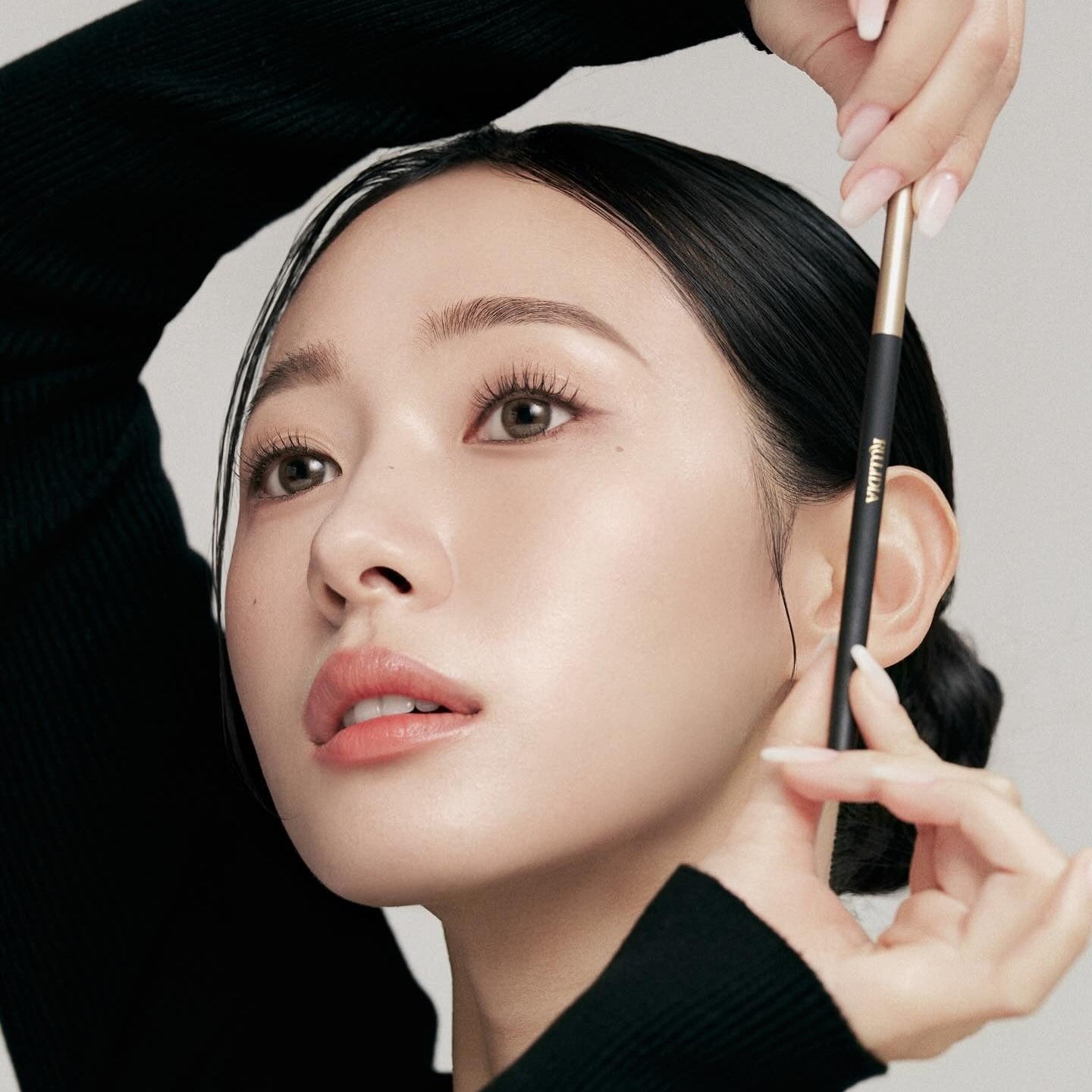 RULIDIA Easy Detail Brow, maquillage sourcils : maquilleuse trace une ligne près de l’œil sur fond noir.