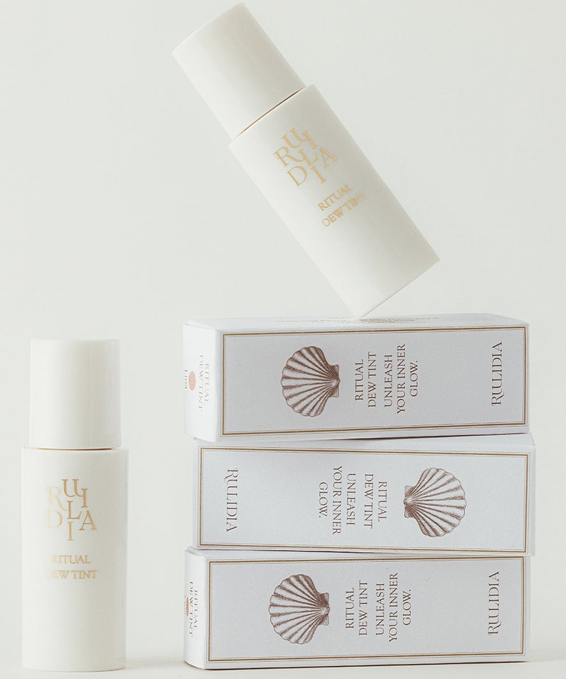 RULIDIA Ritual Dew Tint, marque RULIDIA, flacon et étuis beige sur fond clair, ambiance beauté minimaliste.