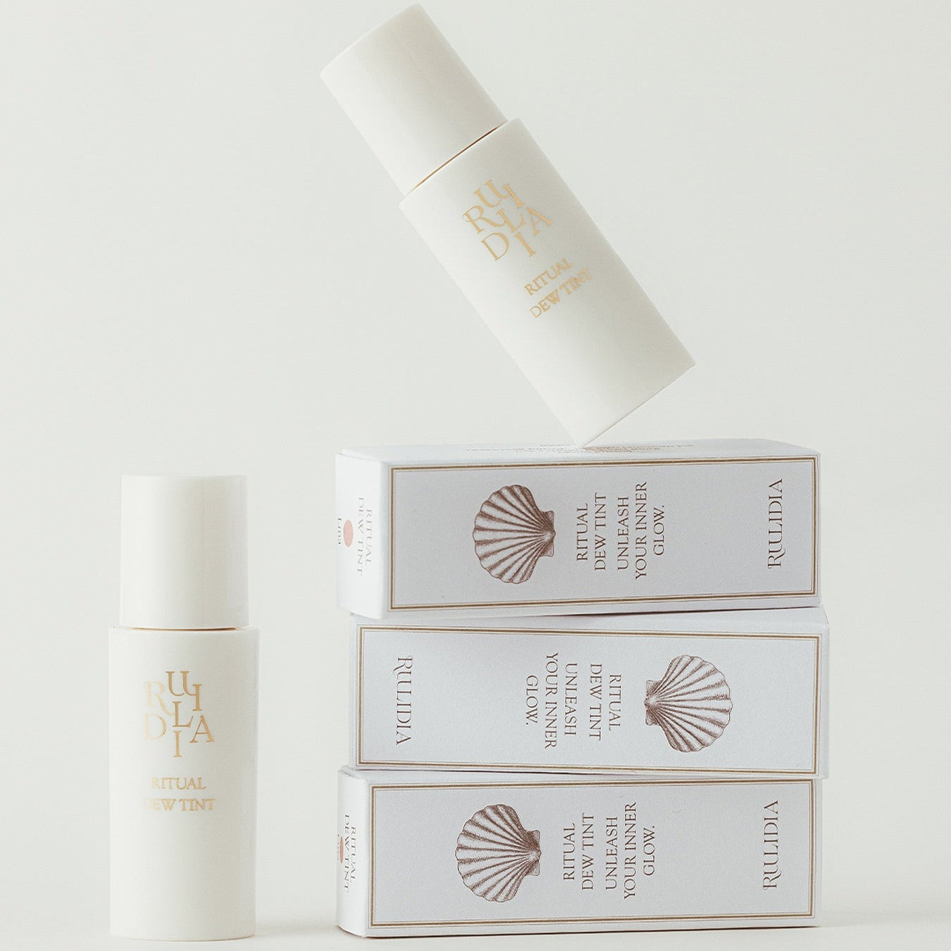 RULIDIA Ritual Dew Tint, marque RULIDIA, flacon et étuis beige sur fond clair, ambiance beauté minimaliste.