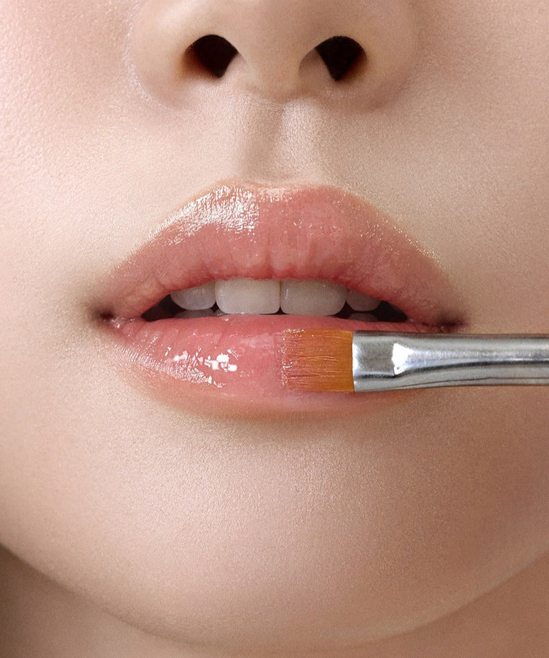 RULIDIA Shining Moment Caring Lip Balm 8g, baume lissant brillant sur lèvres, photo maquillage, marque RULIDIA, gros plan.