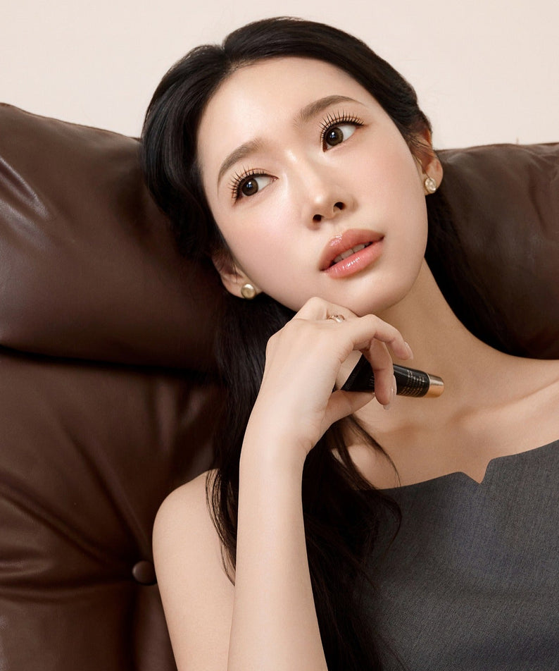 Femme appliquant RULIDIA Shining Moment Caring Lip Balm 8g pour des lèvres éclatantes et hydratées.