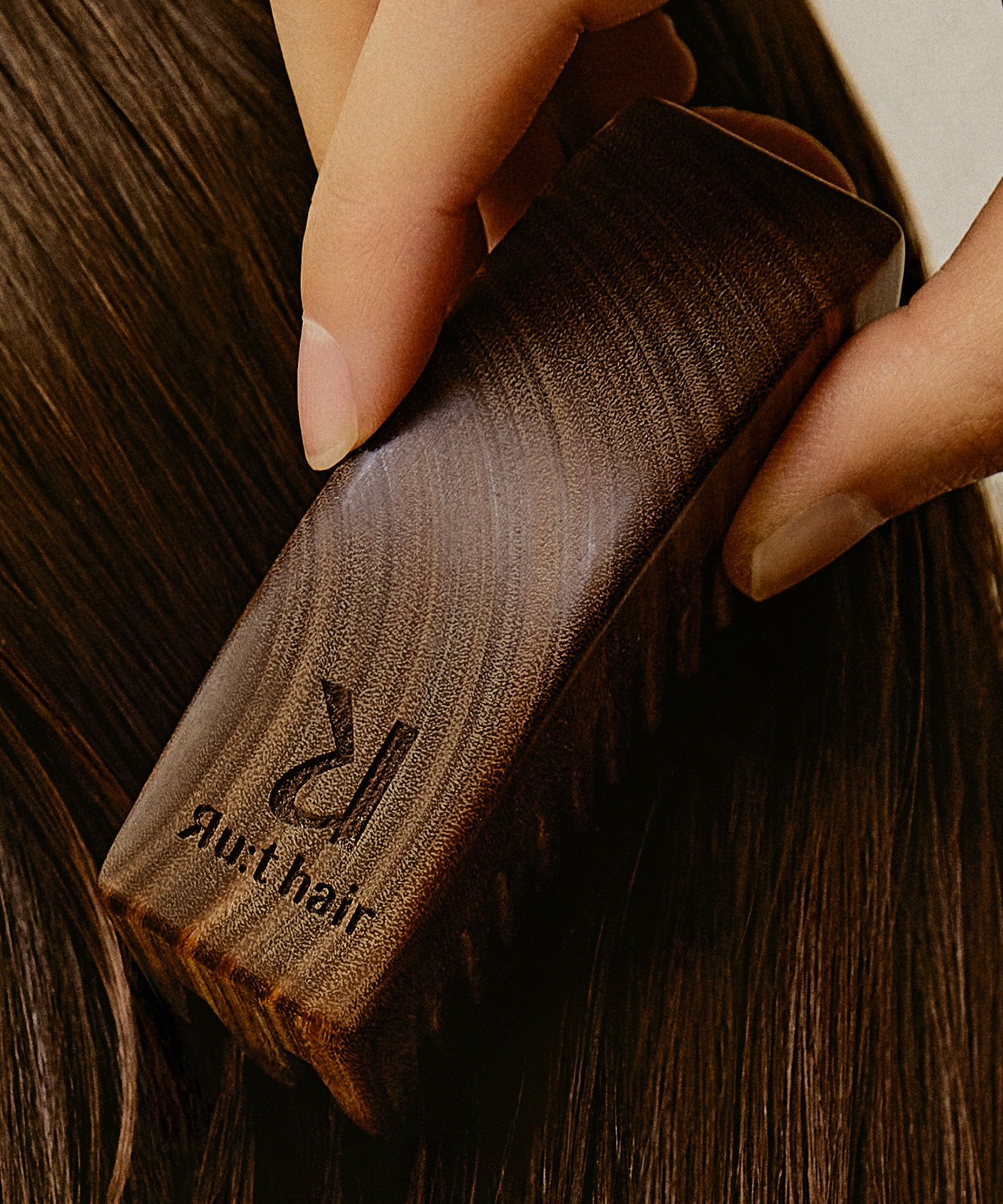 RU:T HAIR Green Tea Yucangmok Two-Tabit, tube de soin sur cheveux, marque RU:T HAIR, contexte visuel naturel.