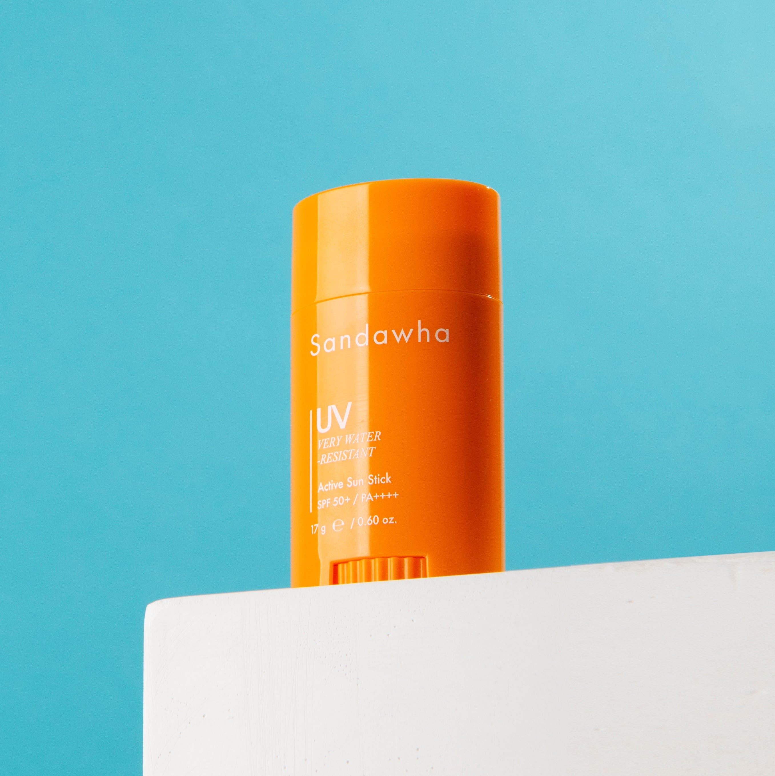 SANDAWHA Active Sun Stick SPF 50+/PA++++ 17g, stick solaire sur fond bleu ciel, marque Sandawha en gros plan