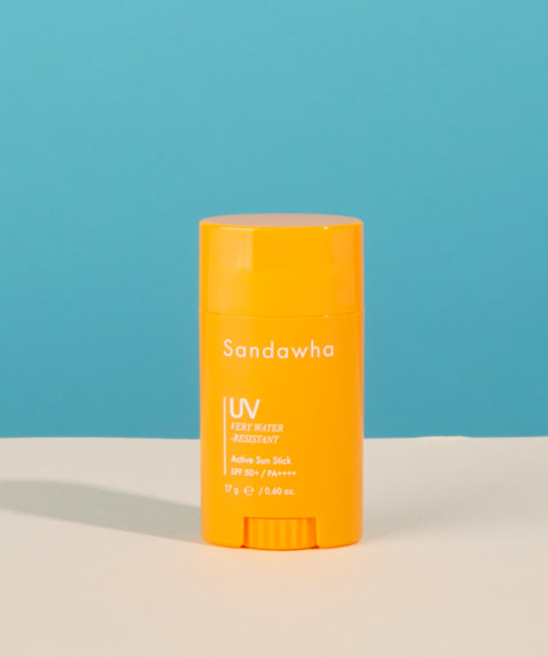 SANDAWHA Active Sun Stick SPF 50+/PA++++ 17g, stick solaire orange sur fond bleu, style photo produit en studio