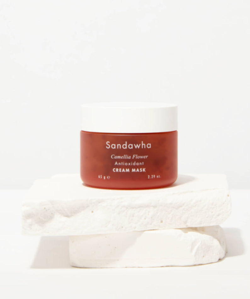 SANDAWHA Camellia Flower Cream Mask 65g, pot crème Sandawha sur fond clair avec pétales et texture crème blanche