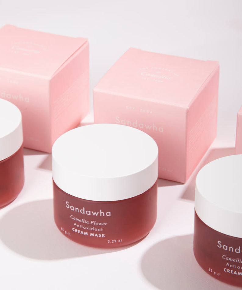 SANDAWHA Camellia Flower Cream Mask 65g de Sandawha, pots roses sur fond clair, en pack cosmétique.