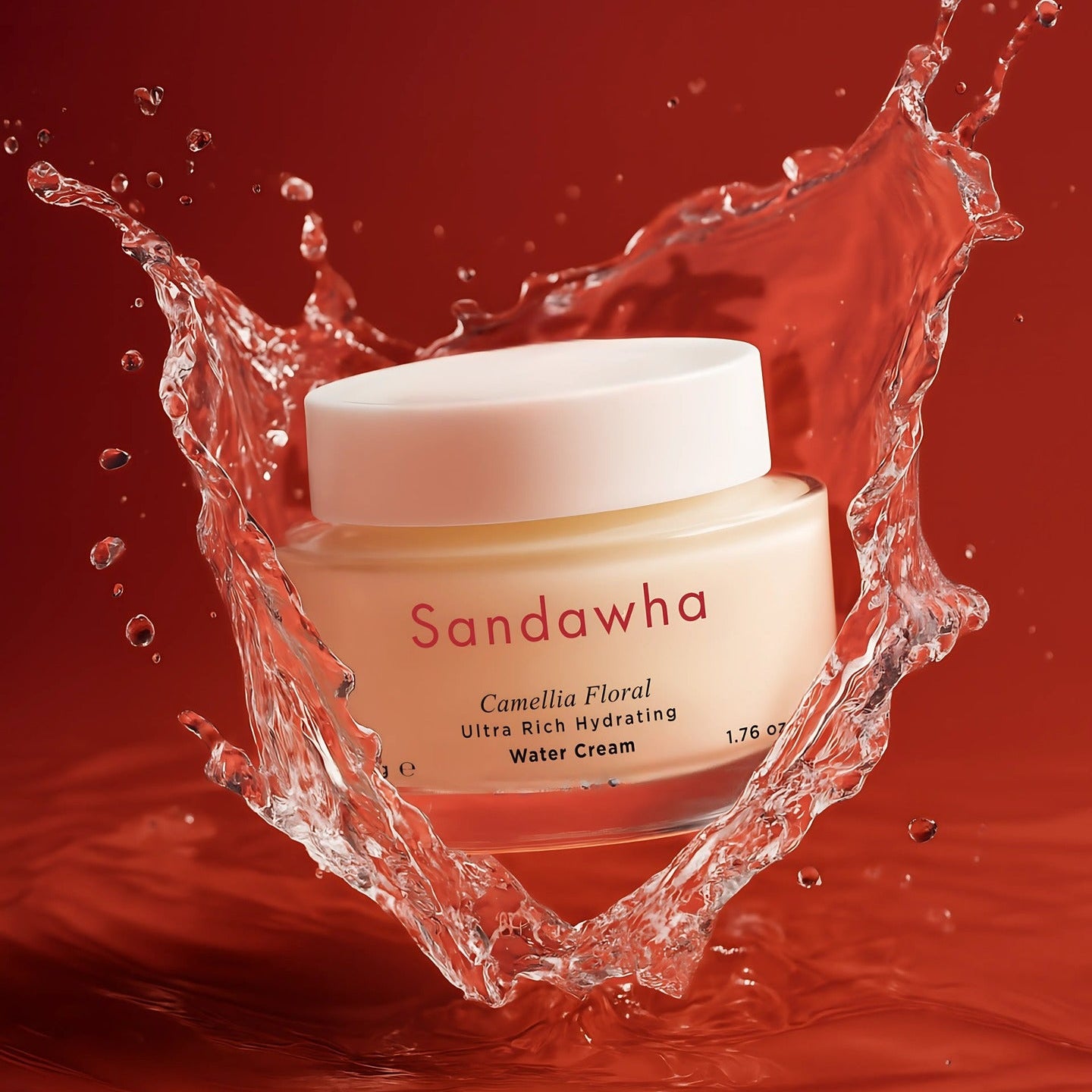 SANDAWHA Camellia Lumina Glow Cream 50g : pot de crème sur fond rouge, éclaboussures d’eau, ambiance beauté.