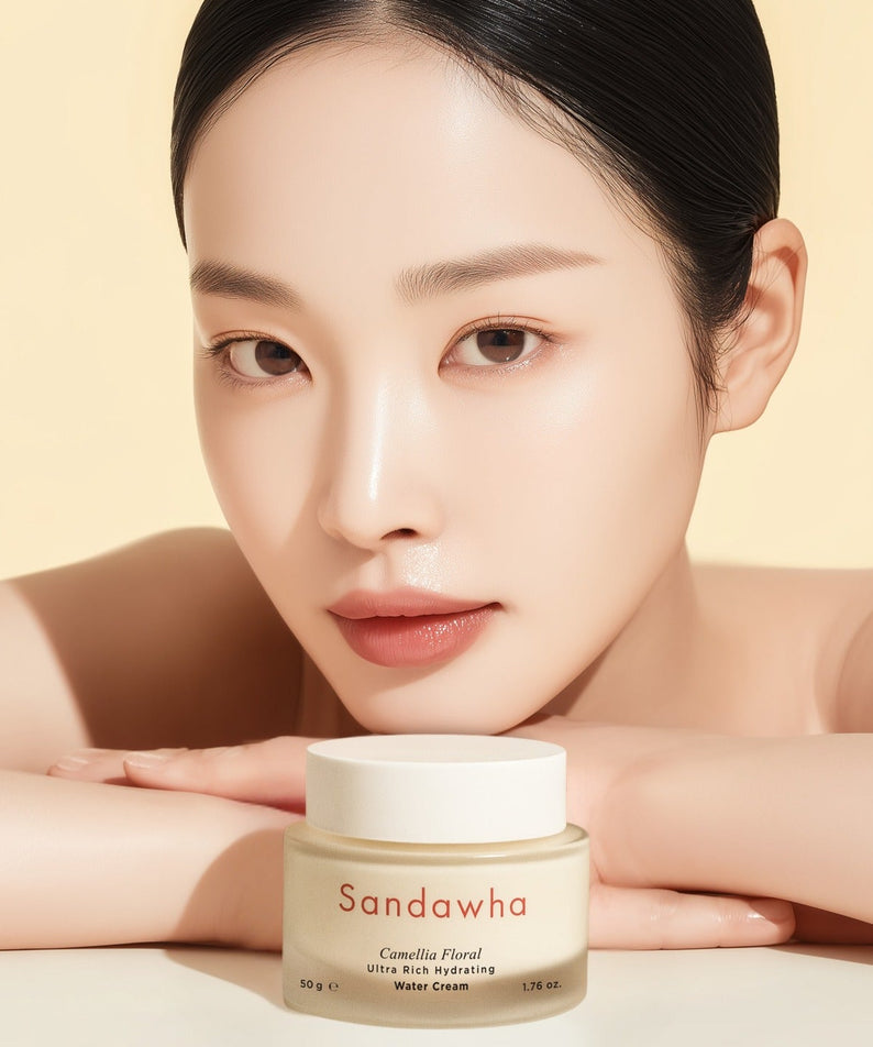 SANDAWHA Camellia Lumina Glow Cream 50g : pot crème sur fond beige, modèle peau lumineuse, marque SANDawha en gros plan.