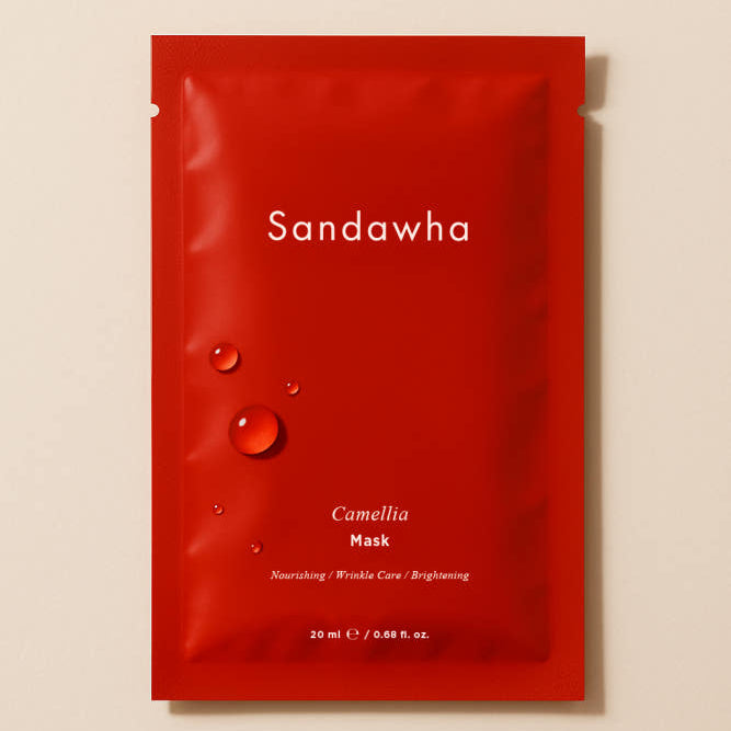SANDAWHA Camellia Mask 5-piece set : masque Camellia rouge sur emballage Sandawha, gouttes, fond clair.