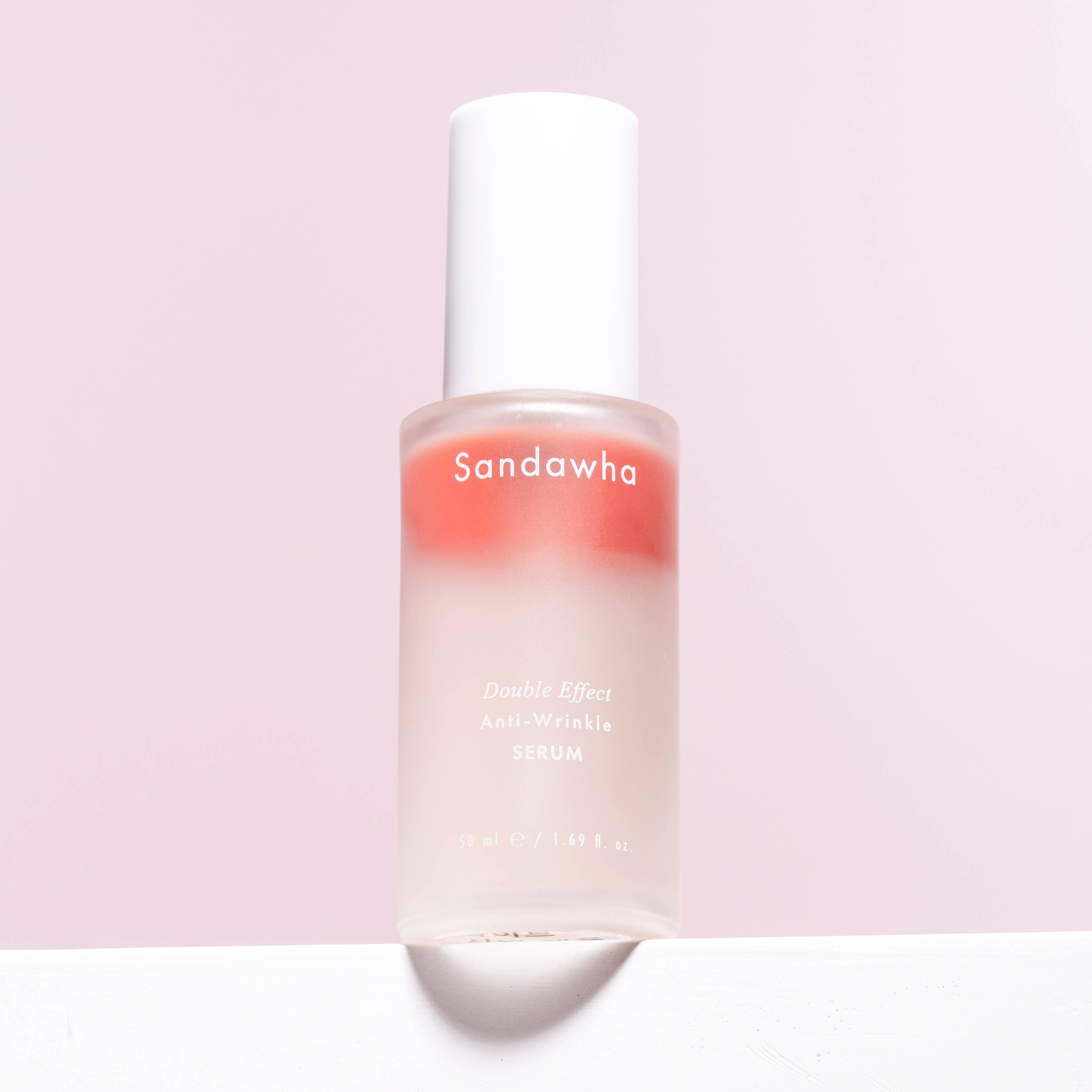 SANDAWHA Double Effect Anti Wrinkle Serum 50ml de la marque Sandawha sur fond rose, en flacon blanc.