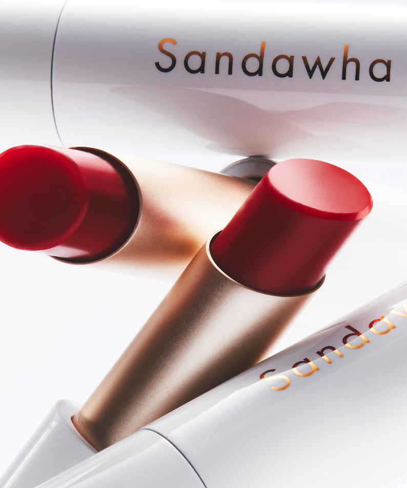 SANDAWHA Floral Halo Lip Glow : tube et lèvres rouge, marque Sandawha, halo floral, visuel maquillage lumineux.