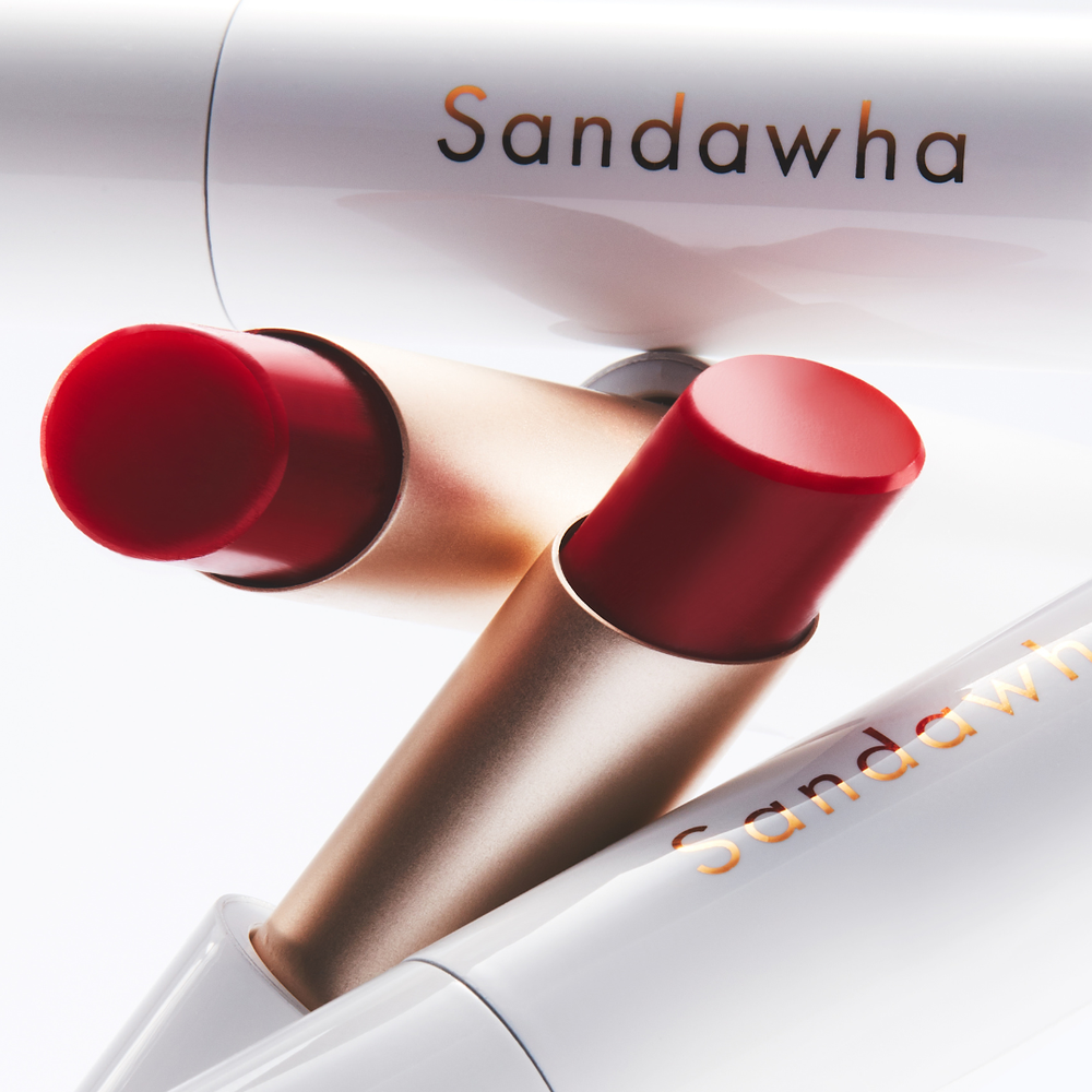 SANDAWHA Floral Halo Lip Glow : tube et lèvres rouge, marque Sandawha, halo floral, visuel maquillage lumineux.