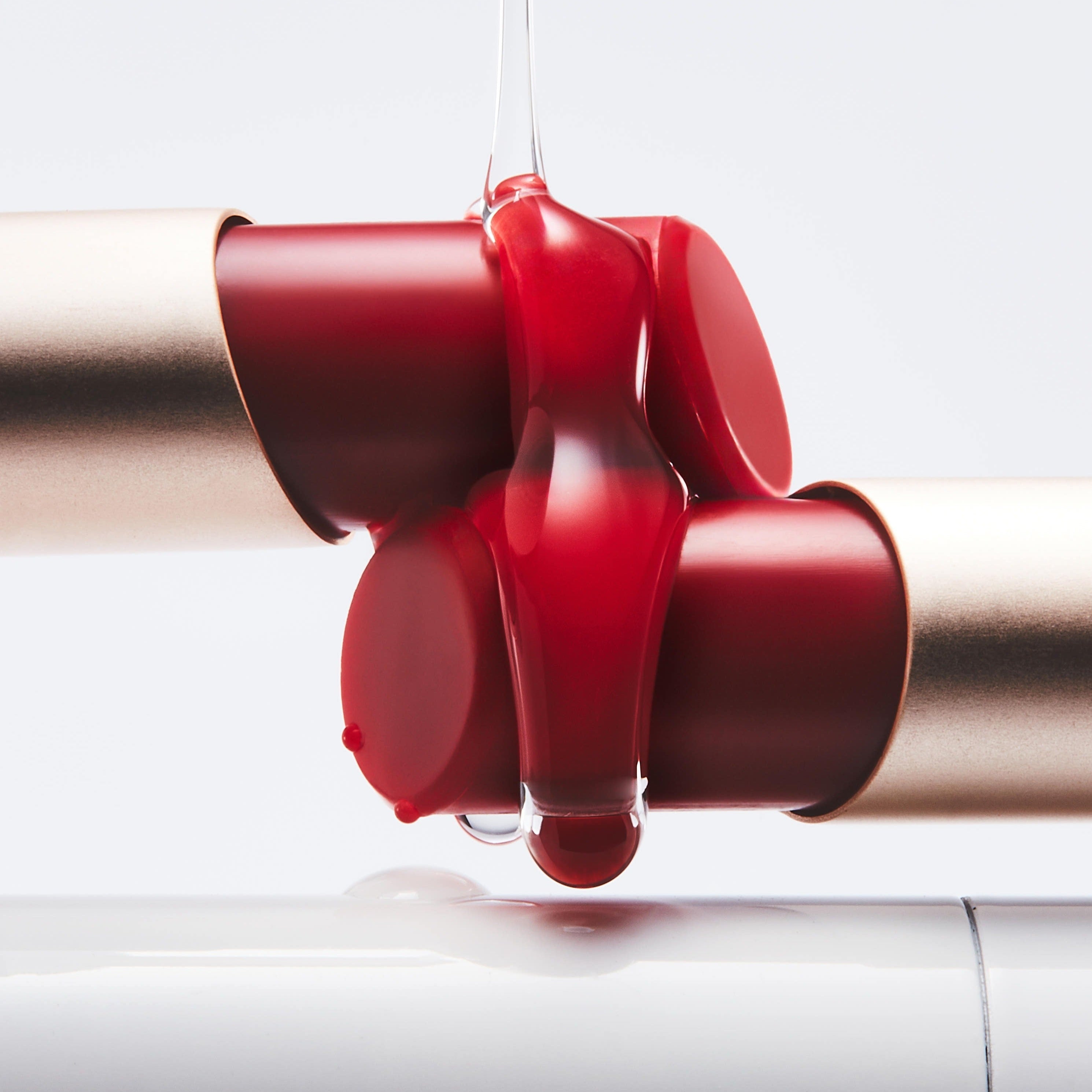 SANDAWHA Floral Halo Lip Glow, marque sur rouge à lèvres brillant en gros plan sur fond blanc, éclat floral.