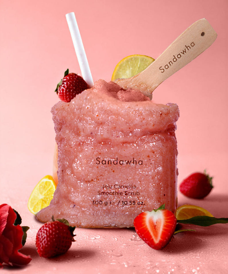 SANDAWHA Jeju Body Salt Scrub 300g, gommage au sel en pot rose sur fond rose, avec fruits et cuillère en bois Sandawha.