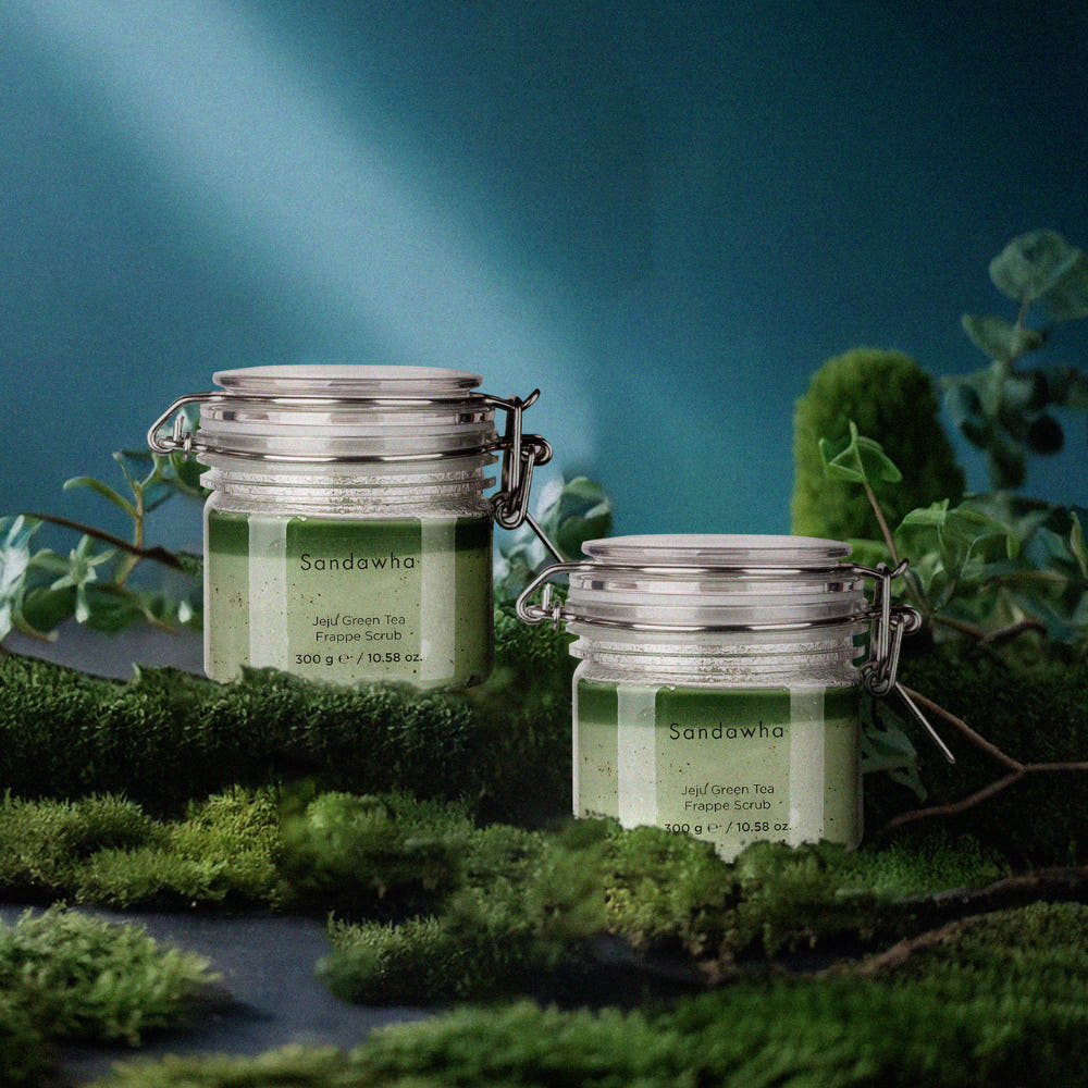 SANDAWHA Jeju Body Salt Scrub 300g : pots en verre sur un décor herbe et plantes, marque Sandawha en contexte île de Jeju.