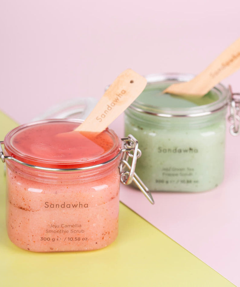 SANDAWHA Jeju Body Salt Scrub 300g en bocaux, sels exfoliants corail et vert, marque Sandawha, fond pastel