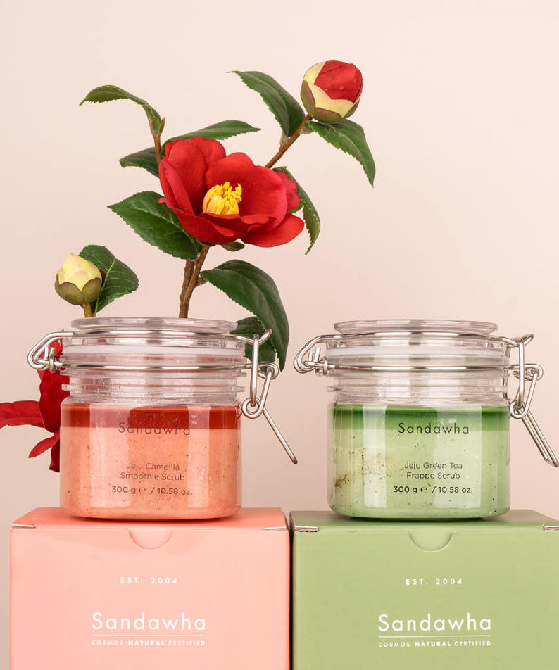 SANDAWHA Jeju Body Salt Scrub 300g de la marque Sandawha, pots exfoliants avec fleurs sur fond pastel