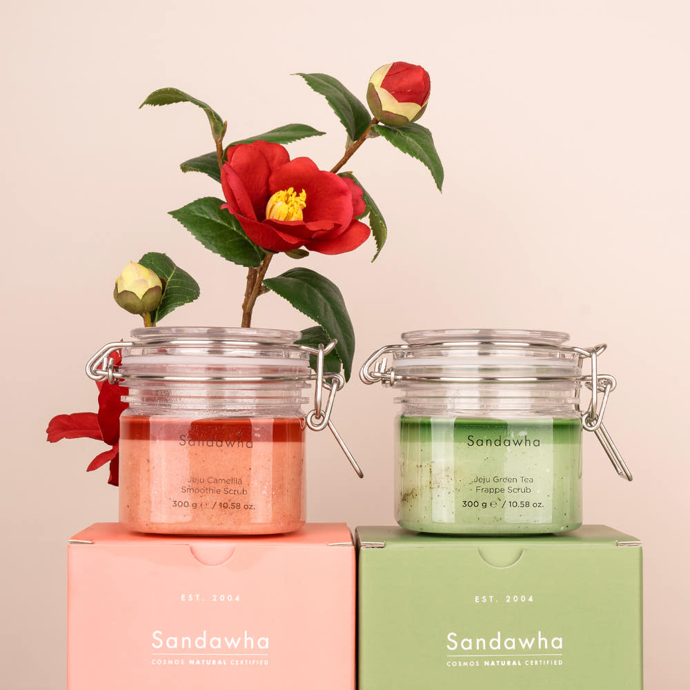 SANDAWHA Jeju Body Salt Scrub 300g de la marque Sandawha, pots exfoliants avec fleurs sur fond pastel