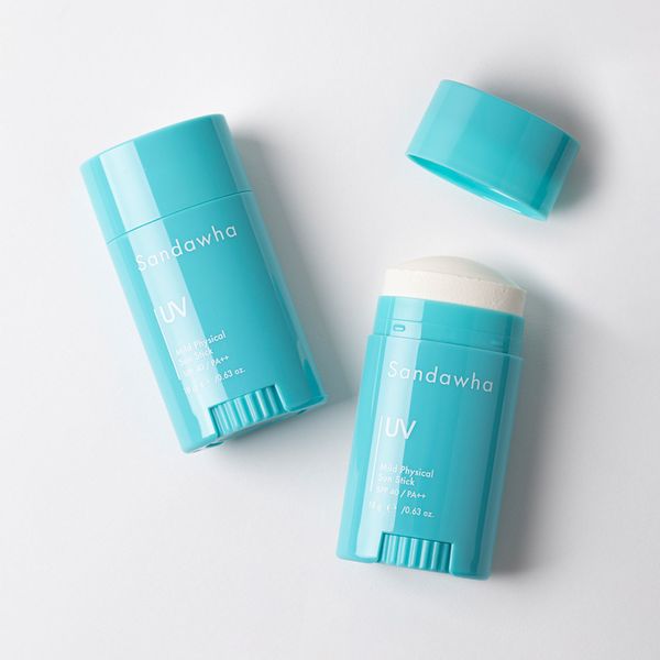 SANDAWHA Mild Mineral Sunscreen Stick SPF40 PA++ 18g, stick bleu sur fond blanc, marque Sandawha en contexte visuel