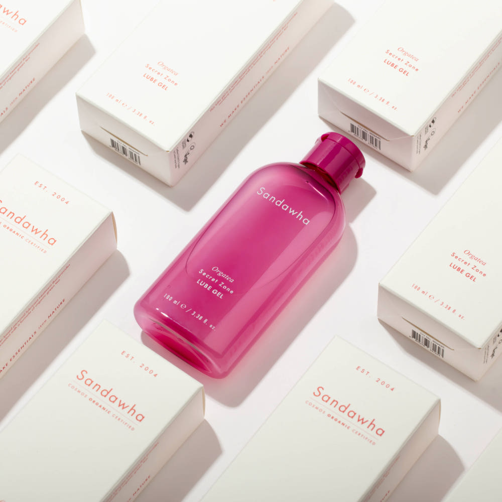SANDAWHA Ogati Secret Zone Soothing Lube Gel 100ml de Sandawha, flacon rose sur fond blanc entre boîtes.