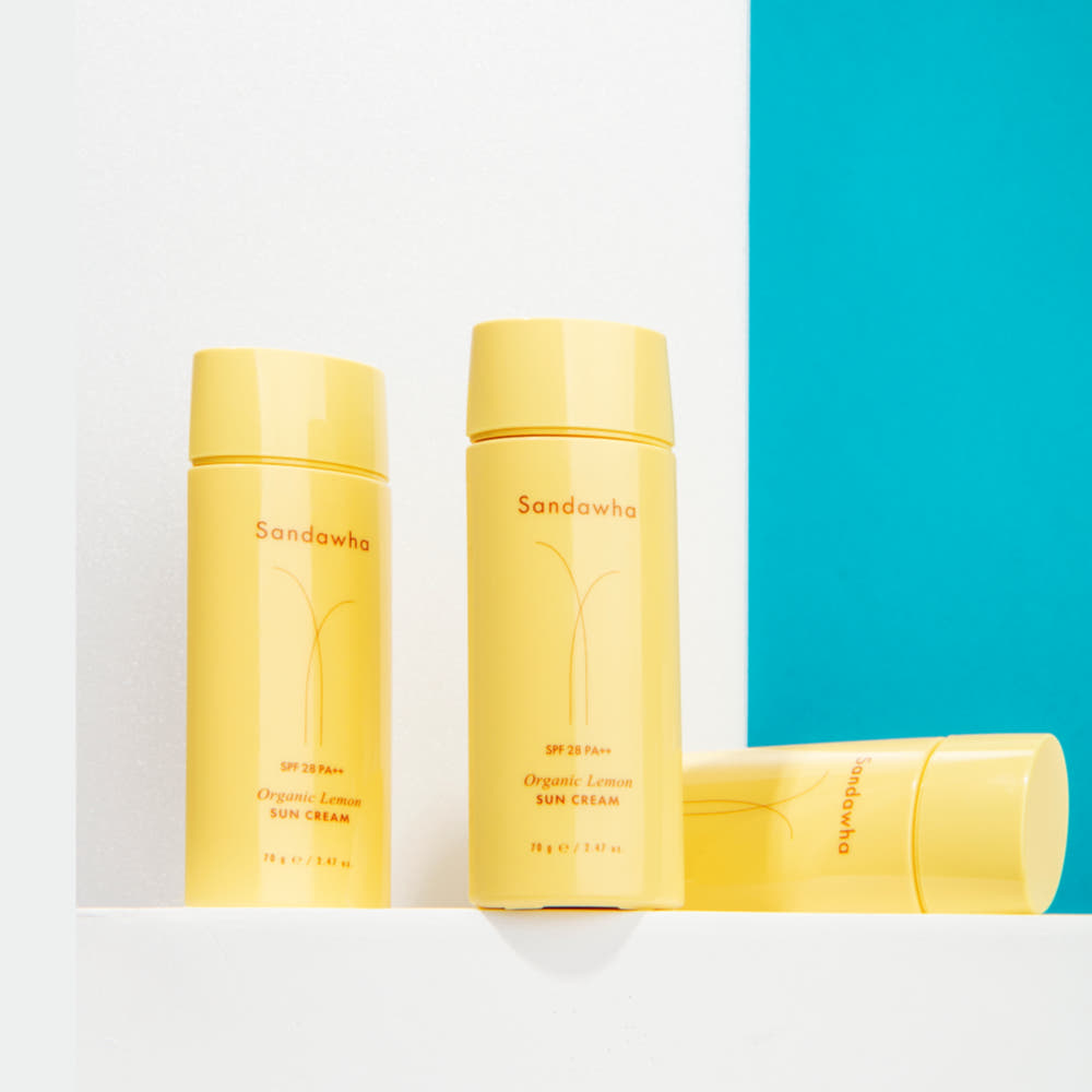 SANDAWHA Organic Lemon Sunscreen 70g, crème solaire bio au citron Sandawha sur fond blanc et bleu, pots visibles.