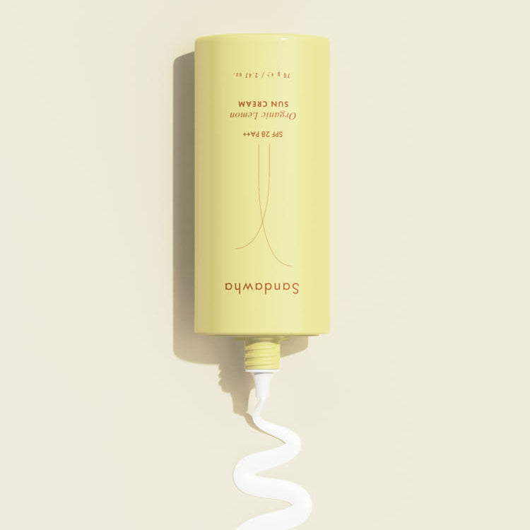 SANDAWHA Organic Lemon Sunscreen 70g, flacon jaune sur fond clair, marque visible, gel crème à la texture.